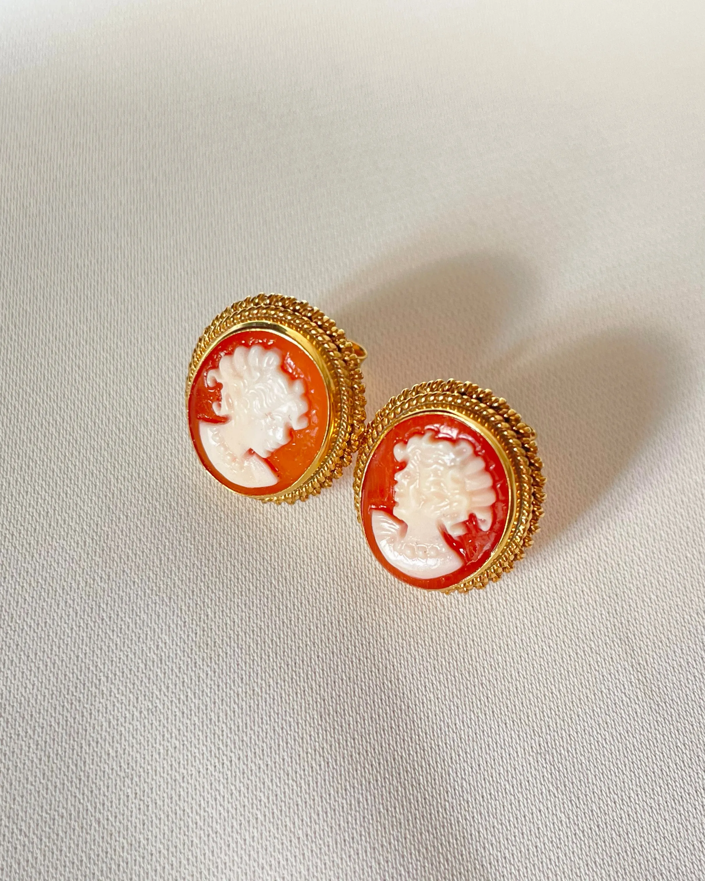 CLASSIC CAMEO EARRING - GOLD