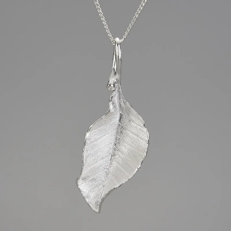 Vintage Lux 18K Gold Elegant Autumn Leaf Necklace